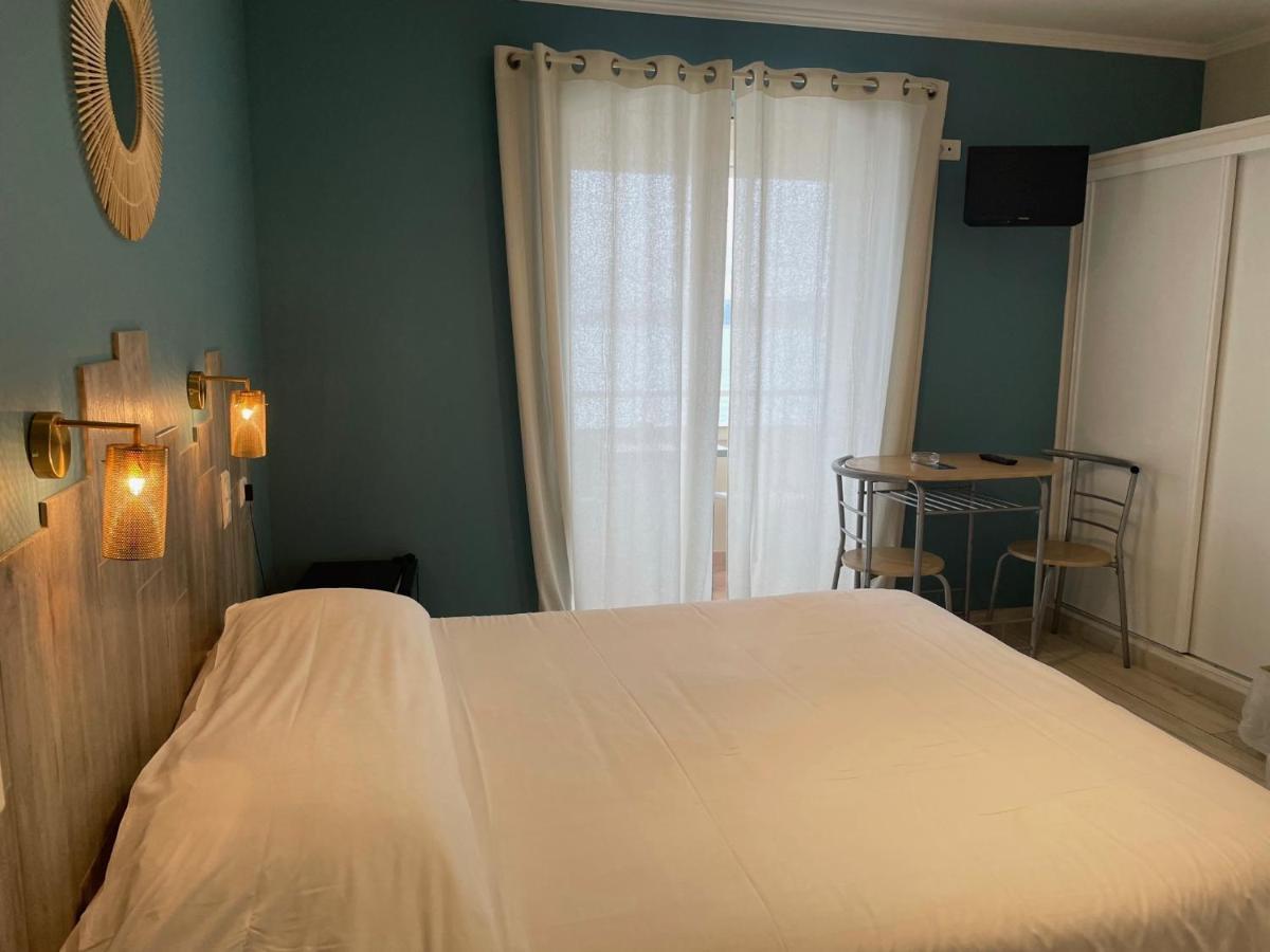 Au Tapis De Sable Hotell Saint-Cyr-sur-Mer Exteriör bild