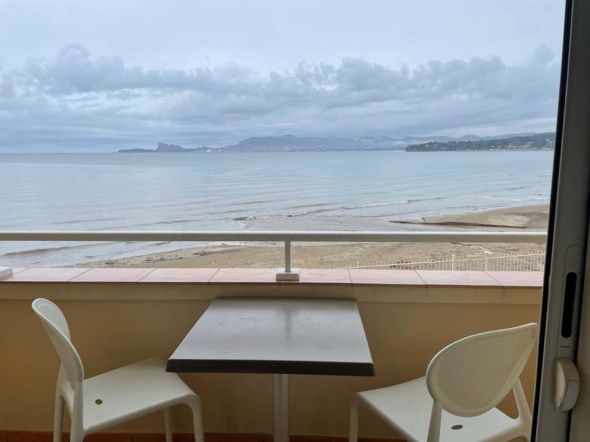 Au Tapis De Sable Hotell Saint-Cyr-sur-Mer Exteriör bild