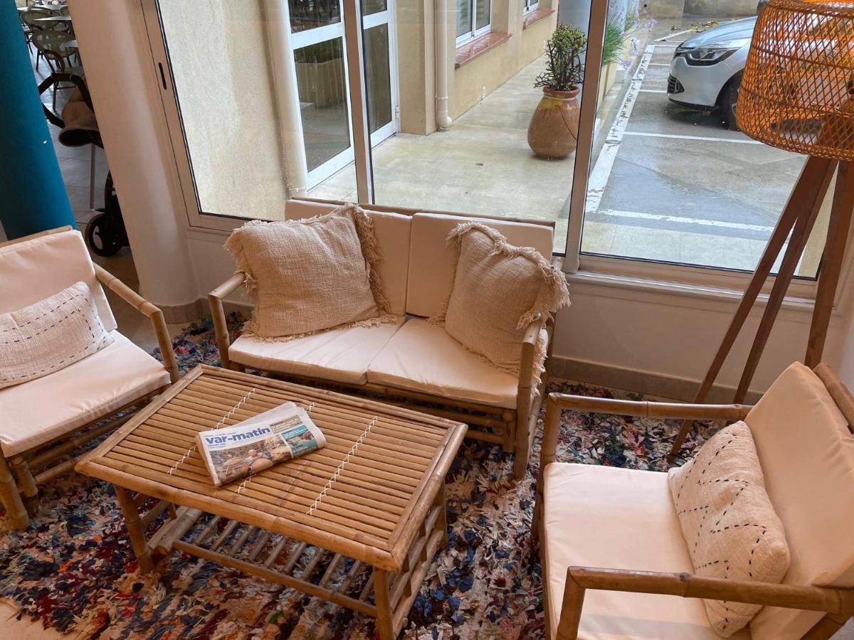 Au Tapis De Sable Hotell Saint-Cyr-sur-Mer Exteriör bild