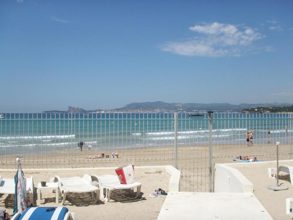 Au Tapis De Sable Hotell Saint-Cyr-sur-Mer Exteriör bild
