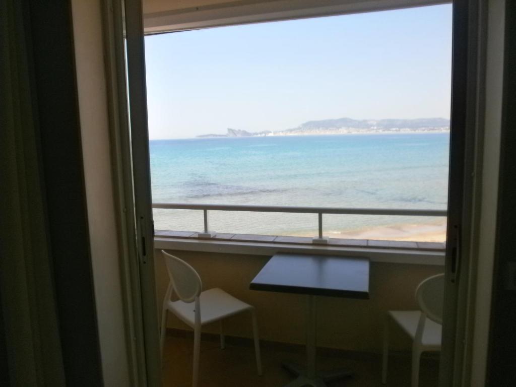 Au Tapis De Sable Hotell Saint-Cyr-sur-Mer Rum bild