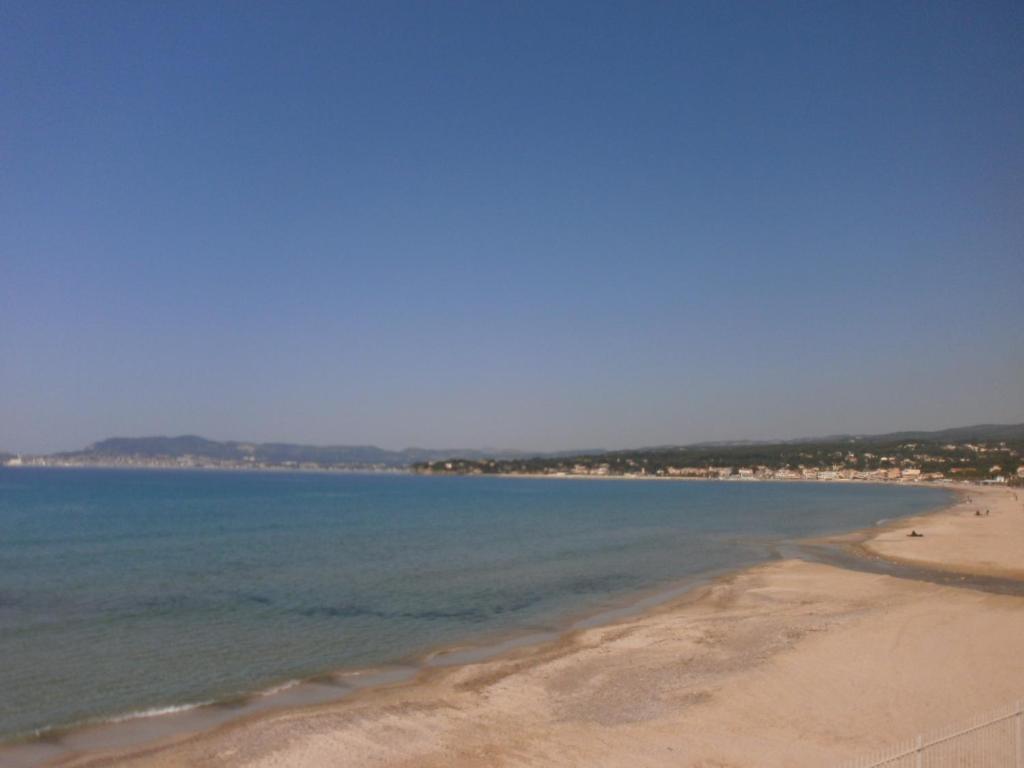 Au Tapis De Sable Hotell Saint-Cyr-sur-Mer Rum bild
